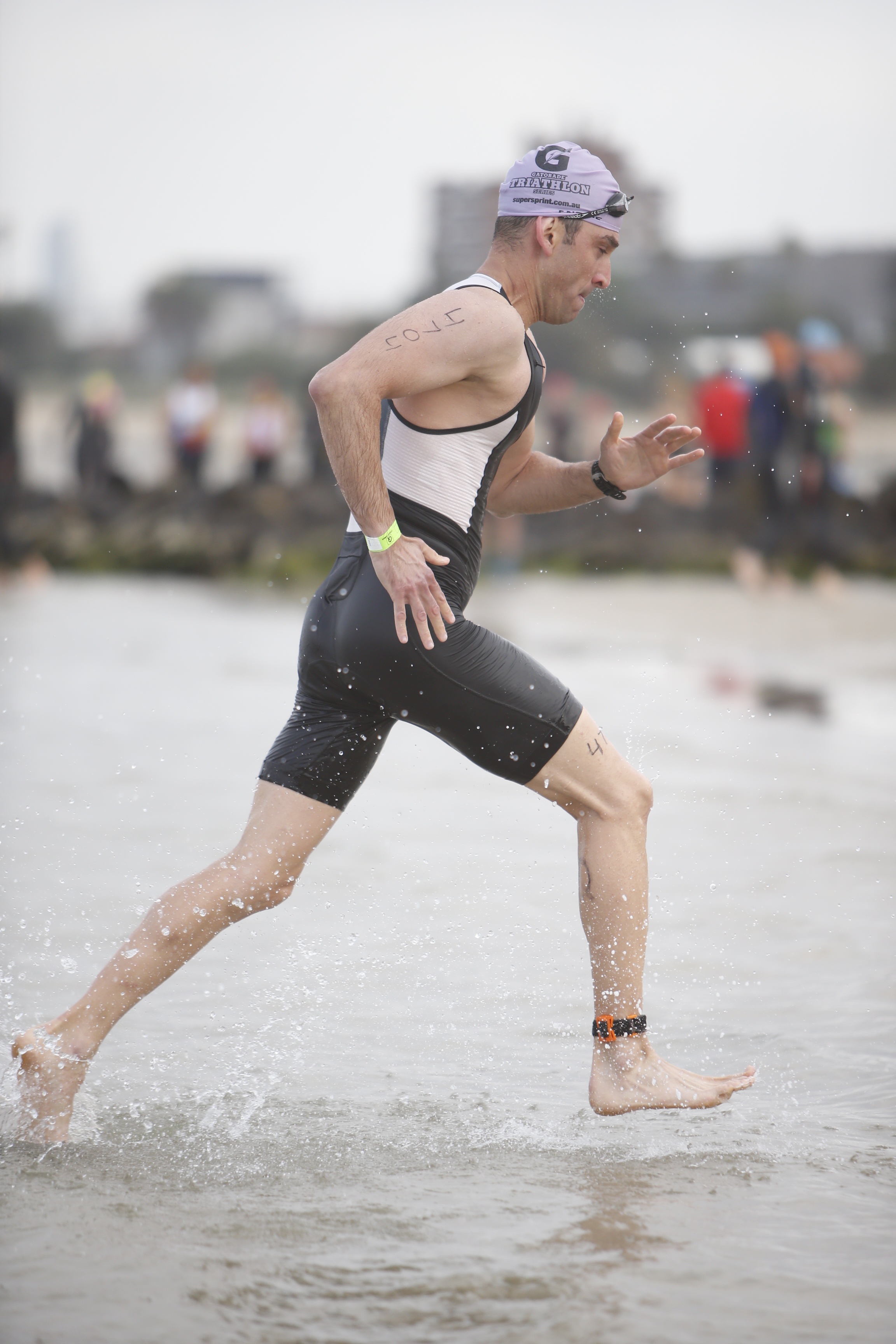 מאמן כושר אישי - ריצה מהמים לחוף טריאתלון מלבורן אוסטרליה