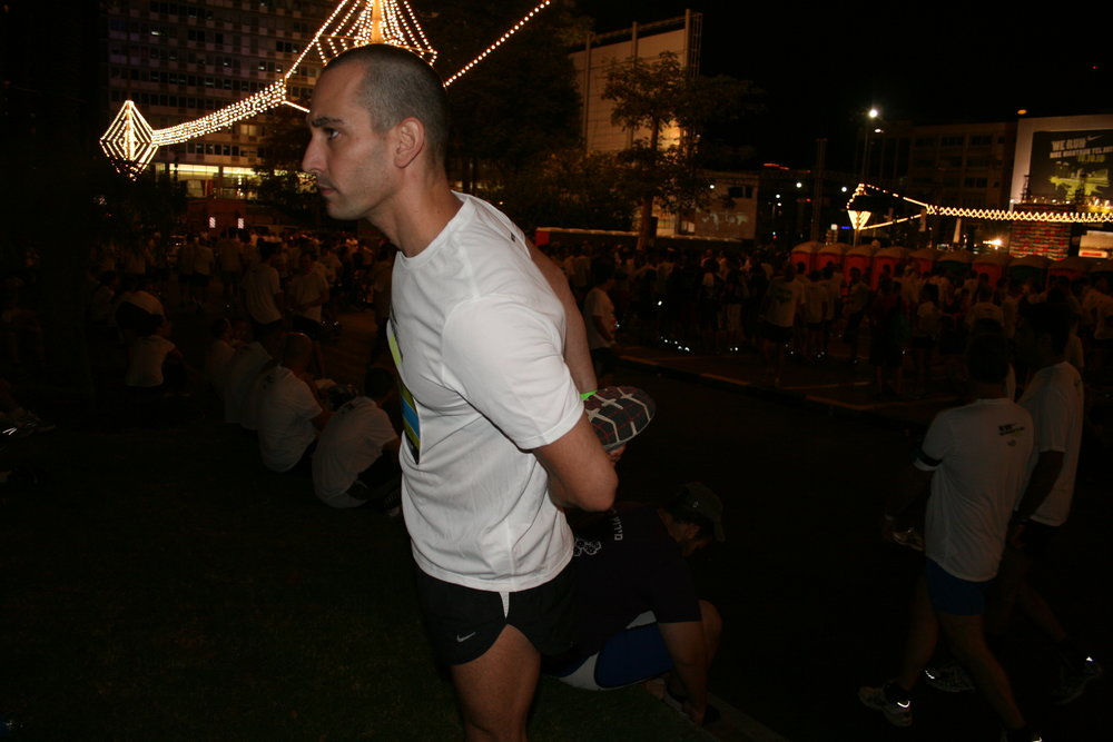 מאמן ריצה - תרגיל מתיחה לשריר הירך הקדמית לפני יציאה לתחרות ריצה